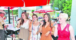 Quartett. Irina R&uuml;edi, Chiara Ackermann, Pauline Jean und Elvira Minnig gaben &laquo;Sunny Side of the Streets&raquo; zum Besten (von links). Ganz links Bandleader Alex R&uuml;edi.