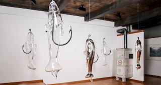 F&uuml;nf Glasfische am Haken sollen die Aufmerksamkeit des Publikums auf die Sch&ouml;nheit des Materials Glas lenken.