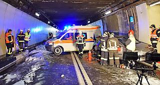 Blaulicht im Tunnel: F&uuml;r die Rettungskr&auml;fte z&auml;hlt jede Minute.