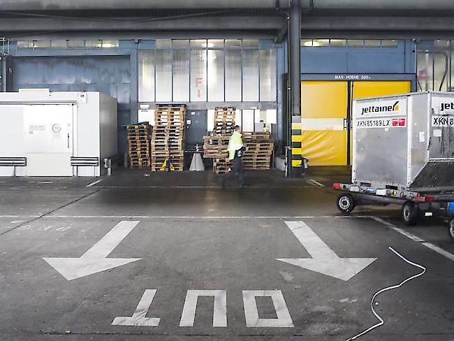 Die Frankenstärke schwächt die Schweizer Exportwirtschaft erheblich: Blick in den Frachtverlad am Flughafen Zürich (Archivbild).