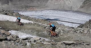 &Uuml;berraschend schnell unterwegs: Gwerder und Imhasly auf ihren Bikes.