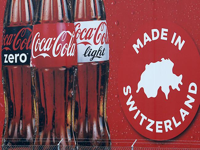 Auch die 2 Liter fassenden Coca-Cola-Flaschen von Denner werden jetzt wieder in der Schweiz abgefüllt.