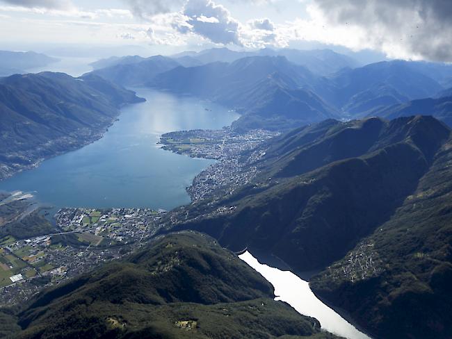 Sicht über den Lago Maggiore mit Tenero, vorne, und Locarno, hinten; im Vordergrund der Verzasca-Stausee (Archiv).