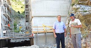 Philipp Schnyder, Gemeindepr&auml;sident Steg-Hohtenn (links), und Jules Seiler, technischer Projektbetreuer, vor dem Geschiebesammler.