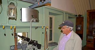 Josef Escher gibt in der Zentralgalerie Erkl&auml;rungen zu den Maschinengewehren ab.