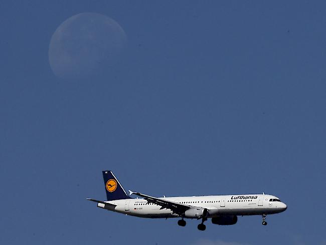 Viele Deutsche zeiht es wieder in die Heimat: Lufthansa-Flugzeug landet in Düsseldorf. (Archiv)