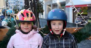 Stella (l.): &laquo;Ich freue mich auf das Christbaum schm&uuml;cken und die Geschenke.&raquo; Damian: &laquo;Geschenke! Und ich freue mich auf meine Verwandten. Ich hoffe, dass ich eine Uhr zu Weihnachten bekomme.&raquo;