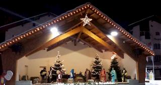 Weihnachtsdekoration in unserem Dorf Saas-Alnagell, die Weihnachtskrippe in Lebensgr&ouml;sse.