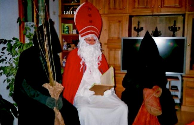 Ein Gliser Nikolaus mit zwei Schmutzlis