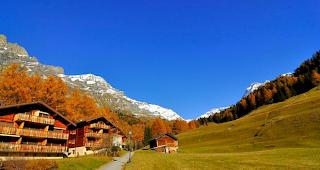 Chalets bei Leukerbad. Das beschriebene Ph&auml;nomen zeigt sich besonders deutlich an Tourismusorten. (Symbolbild)