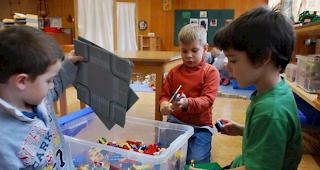 Der Kanton Wallis hat Kinderbetreuungsst&auml;tten und Tageseltern-Netzwerke aufgefordert, in Situationen, in denen einer der beiden Elternteile nicht zu den priorit&auml;r behandelten Berufskreisen geh&ouml;rt, aber unbedingt arbeiten muss, Flexibilit&auml;t und Pragmatismus an den Tag zu legen.