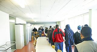 Das lange Warten. Knapp 12 000 Fl&uuml;chtlinge erreichten 2015 bereits die Schweiz.