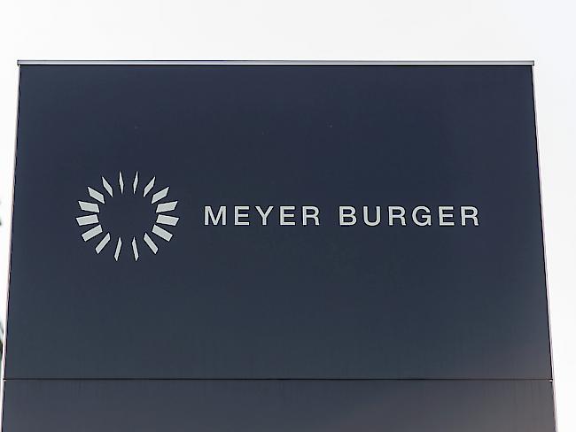 Die Meyer-Burger-Gruppe baut in den USA Stellen ab. Hier das Logo des Unternehmens vor dem Hauptsitz bei Thun.