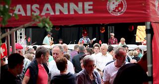 Viel Volk: Feier im Lonza-St&auml;dtchen.