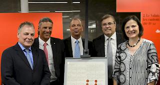 Die Walliser Regierung in corpore mit dem Original der Vereinigungs-Akte, welche bis Ende Oktober in Sitten zu sehen ist.