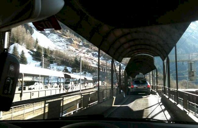Autoverlad in Goppenstein. Der Rückgang des Reiseverkehrs wegen der Corona-Krise haben auch die Eisenbahnen an den Autoverladestationen im Wallis, in Bern und Graubünden zu spüren bekommen. 