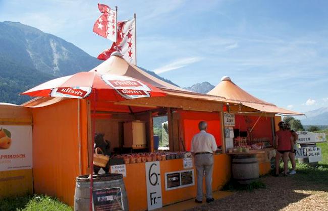 Walliser Fahne für Walliser Aprikosen. Der Stand von Heinrich Fux in Agarn.