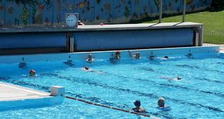 Das Schwimmbad Geschina in Brig-Glis verl&auml;ngert die Badesaison um drei Wochen.