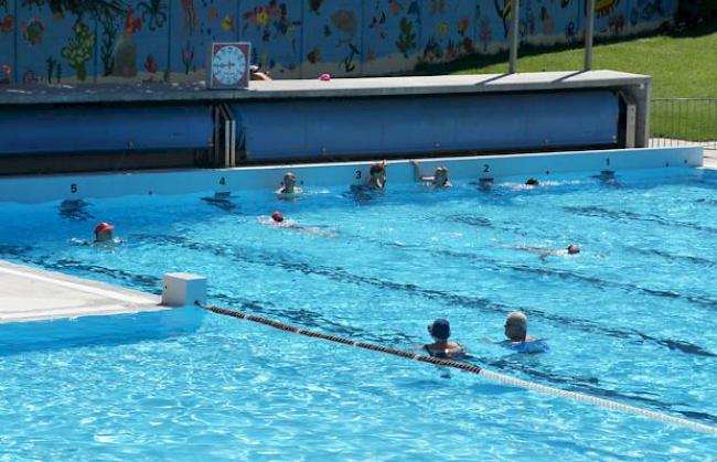 Das Schwimmbad Geschina in Brig-Glis verlängert die Badesaison um drei Wochen.