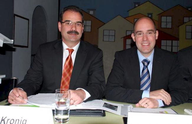 VR-Präsident Renato Kronig, rechts Direktor Dr. Hans-Peter Burgener.