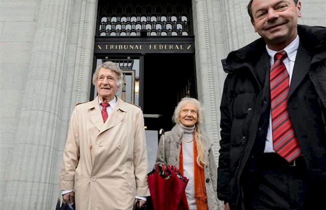 Franz Weber, seine Frau Judith und Anwalt Pierre Chiffelle von Helvetia Nostra beim Verlassen des Bundesgerichts in Lausanne am Dienstag.