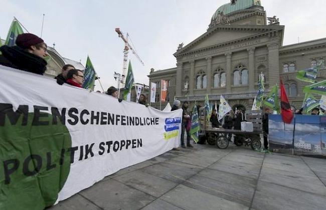 Gegner des revidierten Asylgesetzes demonstrierten auf dem Berner Bundesplatz