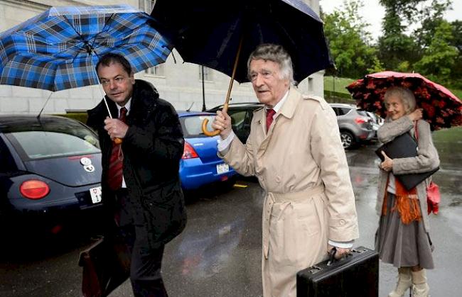 Auf dem Weg zum Bundesgericht am Mittwochmorgen: Umweltaktivist und Initiant der Zweitwohnungsinititive Franz Weber (Mitte) in Begleitung seines Anwalts und seiner Frau.