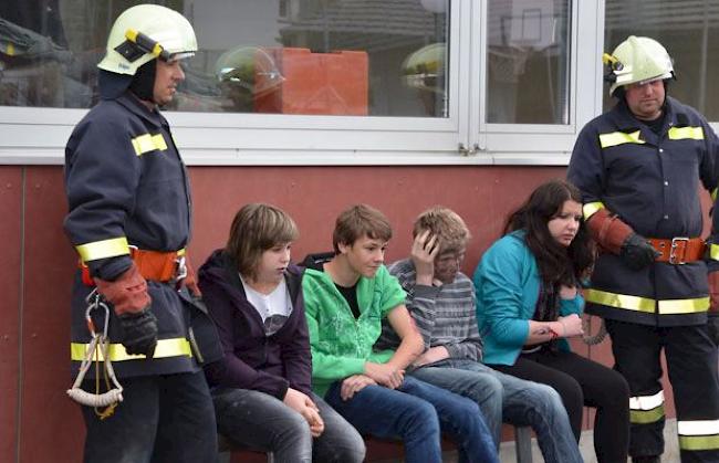 Patienten und Feuerwehrmänner nach Gebäudeeinsturz