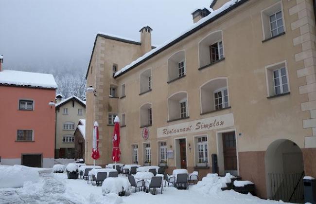 Versehen mit einer dicken Schneedecke, präsentierte sich Simplon-Dorf am Sonntagmorgen seinen Einwohnern. 