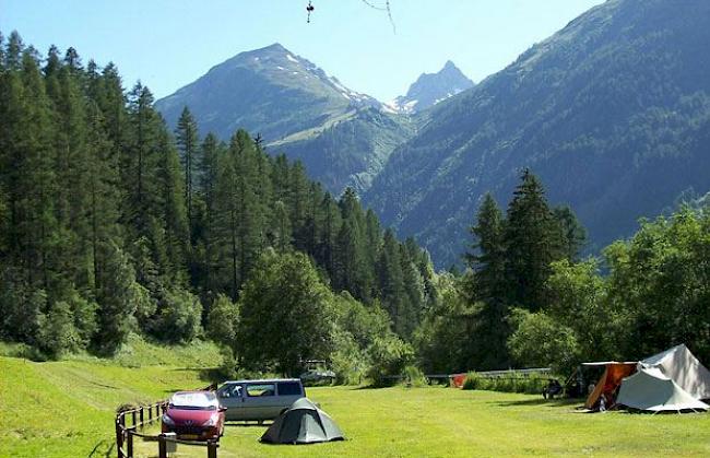 Bleibt im Sommer 2013 wegen möglicher Gefahren geschlossen: der idyllisch gelegene Bergcamping Lonzastrand in Kippel.