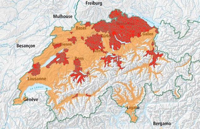 Die orangen Bereiche stellen dar, wo in der Schweiz Zeckengefahr herrscht. Die Gebiete mit Impfempfehlung für FSME sind rot markiert.
