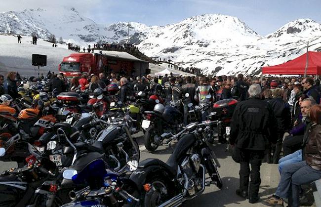Am Sonntag war der Simplonpass wieder Schauplatz der traditionellen Motorradsegnung. 
