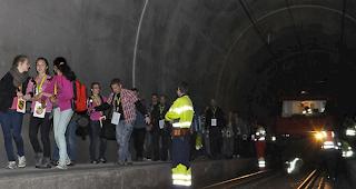 Passagiere steigen aus dem verungl&uuml;ckten Zug aus.