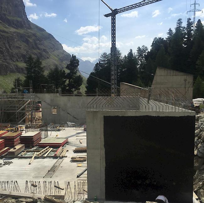 Bei der Talstation Joscht werden derzeit die Aussenwände des Garagierungsgebäudes gebaut und Umgebungsarbeiten ausgeführt. 