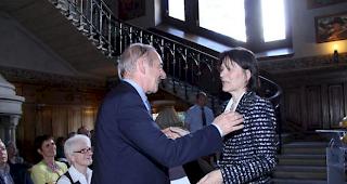 Staatsratspr&auml;sidentin Esther Waeber-Kalbermatten verabschiedet den scheidenden Walliser Bildungsminister Claude Roch.