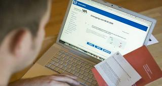 Mann studiert Unterlagen zu Abstimmung per e-Voting (Symbolbild)