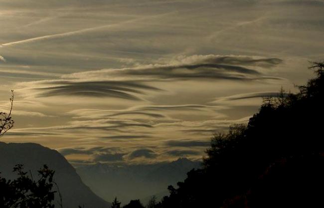 Föhnwolken über dem Rhonetal – in Sitten kletterte das Thermometer am Dienstag auf 20,7 Grad. (Archivbild)