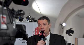 Oskar Freysinger tritt am Sonntagnachmittag vor die Medien in Sitten.