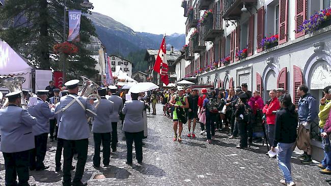 Besucher entlang der Umzugsroute, hier in der Bahnhofstrasse anlässlich des 47. Folklore Festivals in Zermatt. 