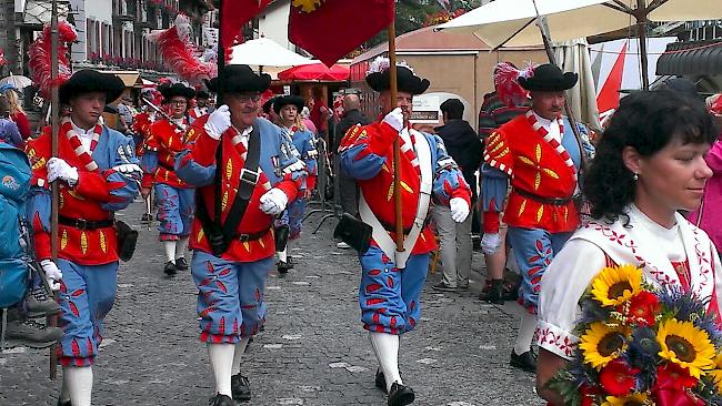 Auch traditionelle Schweizer Musik durfte beim farbenfrohen Umzug durch die Zermatter Strassen nicht fehlen.  