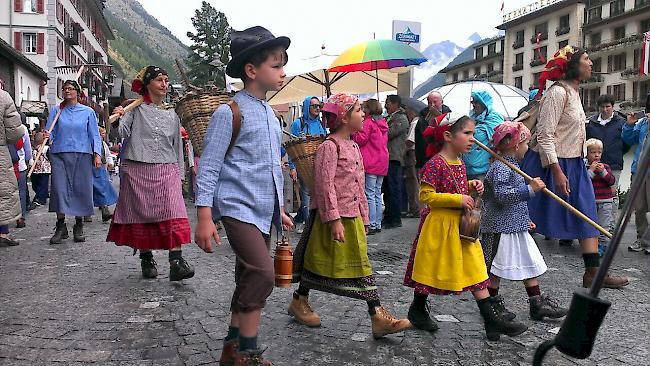 Am Sonntag sind zahlreiche Folkloregruppen durch Zermatt gezogen.  