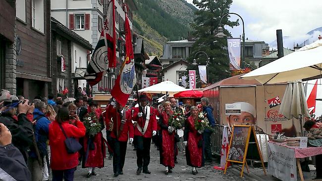 Auch traditionelle Schweizer Musik durfte beim farbenfrohen Umzug durch die Zermatter Strassen nicht fehlen.  
