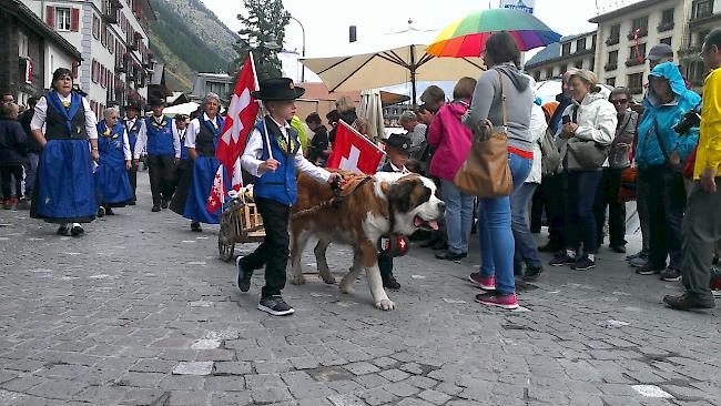 Am Sonntag zogen zahlreiche Folkloregruppen durch Zermatt. 