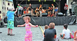 Verbindend. Jung und Alt erfreute sich an den Darbietungen. Hier beim Konzert von &laquo;Werli and the Melodies&raquo;. 