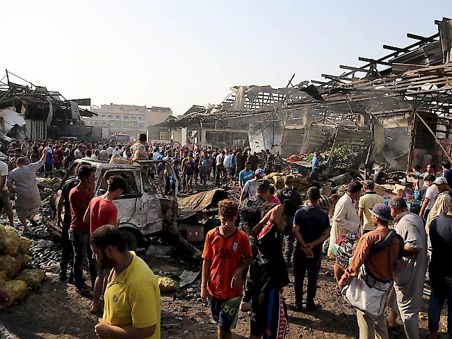 Ein Autobombenanschlag auf einen belebten Markt in Bagdad hinterliess ein Bild der Verwüstung. Bei der Explsosion starben mindestens 76 Menschen.