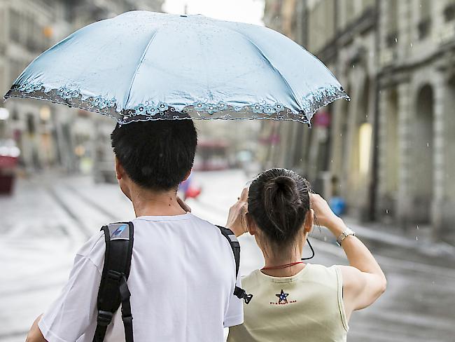 Es braucht wieder einen Regenschirm: Touristen fotografieren die Altstadt von Bern. (Archiv)