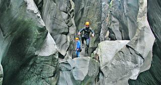 Rauf und runter. Ob am Seil oder im Sprung. Weiter geht es in der Massaschlucht immer. 