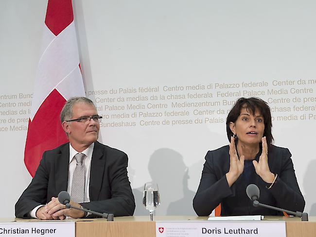 Bundesrätin Doris Leuthard stellt in Bern den neuen BAZL-Chef Christian Hegner vor.