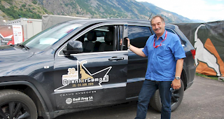 Peter Moser, verantwortlich f&uuml;r die K&uuml;nstlertransporte am Openair Gampel vor einem der Festivalwagen.