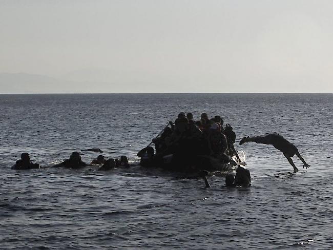 Flüchtlingsboot vor Griechenland (Archiv)